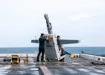 Marines operan el dron VTOL VBAT desde el USS Portland