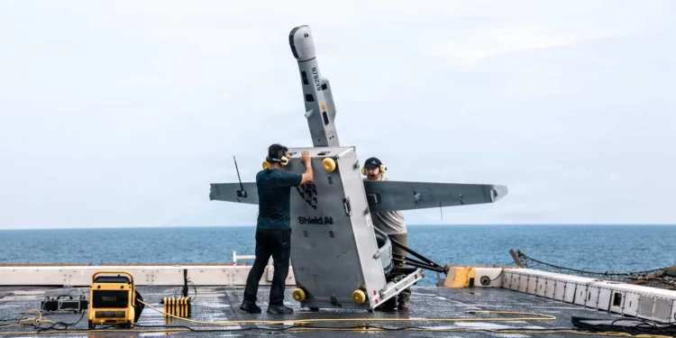 Marines operan el dron VTOL VBAT desde el USS Portland