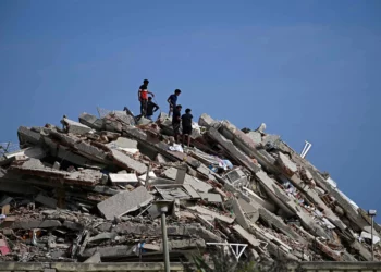 Un representante de la comunidad judía de Venezuela afirmó que dos judíos figuran entre las 1.430 personas cuya muerte ha sido confirmada hasta ahora por los devastadores terremotos que han sacudido el país. “Un hombre y una mujer de la comunidad judía fueron rescatados de entre los escombros sin signos de vida”, declaró a la cadena pública israelí Kan Ezra Kaim, director del Centro Comunitario Judío Hebraica Caracas. “Además, todavía hay cuatro [judíos] desaparecidos y muchas familias que han perdido todas sus pertenencias en el terremoto”.