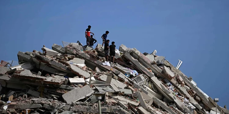Un representante de la comunidad judía de Venezuela afirmó que dos judíos figuran entre las 1.430 personas cuya muerte ha sido confirmada hasta ahora por los devastadores terremotos que han sacudido el país. “Un hombre y una mujer de la comunidad judía fueron rescatados de entre los escombros sin signos de vida”, declaró a la cadena pública israelí Kan Ezra Kaim, director del Centro Comunitario Judío Hebraica Caracas. “Además, todavía hay cuatro [judíos] desaparecidos y muchas familias que han perdido todas sus pertenencias en el terremoto”.