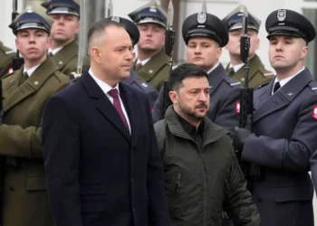 Altos cargos ucranianos devuelven condecoraciones a Polonia