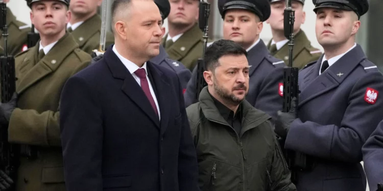 Altos cargos ucranianos devuelven condecoraciones a Polonia
