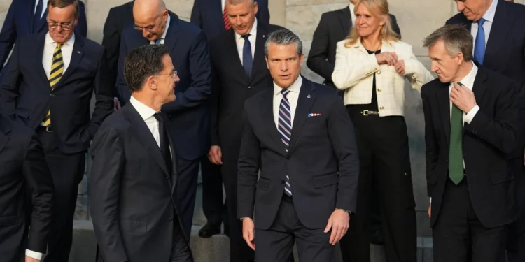 De izquierda a derecha, el ministro de Defensa, de Alemania, Boris Pistorius; el ministro de Defensa, de Grecia, Nikolaos Dendias; el secretario general de la OTAN, Mark Rutte; el ministro de Defensa, de Hungría, Romulusz Ruszin-Szendi; el secretario de Defensa de Estados Unidos, Pete Hegseth; la ministra de Defensa de Islandia, Katrin Gunnarsdottir; el secretario de Defensa británico, Dan Jarvis; y el ministro de Defensa, de Italia, Guido Crosetto, durante una foto grupal de los ministros de Defensa de la OTAN en la sede de la OTAN en Bruselas, Bélgica, el 18 de junio de 2026. (Foto AP/Virginia Mayo)