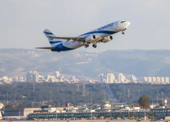 Un avión de El Al despega del Aeropuerto Internacional Ben Gurión, a las afueras de Tel Aviv, el 5 de marzo de 2026. (Yossi Aloni/Flash90)