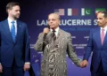 El primer ministro de Pakistán, Shehbaz Sharif (C), habla junto al vicepresidente de Estados Unidos, JD Vance (I), y el primer ministro y ministro de Asuntos Exteriores de Qatar, el jeque Mohammed bin Abdulrahman bin Jassim Al-Thani, durante una reunión cuadrilateral entre Estados Unidos, Irán, Pakistán y Qatar en el complejo hotelero de lujo Burgenstock, con vistas al lago de Lucerna, Suiza, el 21 de junio de 2026. (Nathan Howard / POOL / AFP)