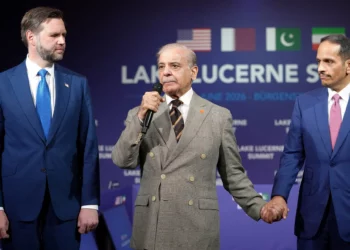 El primer ministro de Pakistán, Shehbaz Sharif (C), habla junto al vicepresidente de Estados Unidos, JD Vance (I), y el primer ministro y ministro de Asuntos Exteriores de Qatar, el jeque Mohammed bin Abdulrahman bin Jassim Al-Thani, durante una reunión cuadrilateral entre Estados Unidos, Irán, Pakistán y Qatar en el complejo hotelero de lujo Burgenstock, con vistas al lago de Lucerna, Suiza, el 21 de junio de 2026. (Nathan Howard / POOL / AFP)