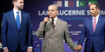 El primer ministro de Pakistán, Shehbaz Sharif (C), habla junto al vicepresidente de Estados Unidos, JD Vance (I), y el primer ministro y ministro de Asuntos Exteriores de Qatar, el jeque Mohammed bin Abdulrahman bin Jassim Al-Thani, durante una reunión cuadrilateral entre Estados Unidos, Irán, Pakistán y Qatar en el complejo hotelero de lujo Burgenstock, con vistas al lago de Lucerna, Suiza, el 21 de junio de 2026. (Nathan Howard / POOL / AFP)