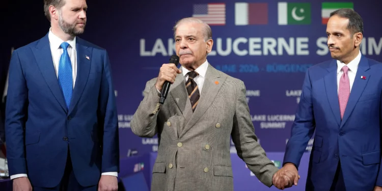 El primer ministro de Pakistán, Shehbaz Sharif (C), habla junto al vicepresidente de Estados Unidos, JD Vance (I), y el primer ministro y ministro de Asuntos Exteriores de Qatar, el jeque Mohammed bin Abdulrahman bin Jassim Al-Thani, durante una reunión cuadrilateral entre Estados Unidos, Irán, Pakistán y Qatar en el complejo hotelero de lujo Burgenstock, con vistas al lago de Lucerna, Suiza, el 21 de junio de 2026. (Nathan Howard / POOL / AFP)