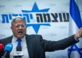 El ministro de Seguridad Nacional, Itamar Ben Gvir, habla con los periodistas antes de la reunión semanal de la facción de su partido, Otzma Yehudit, en la Knéset, el 25 de mayo de 2026. (Yonatan Sindel/Flash90)