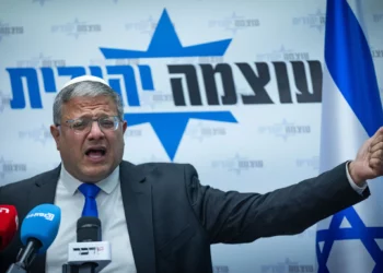 El ministro de Seguridad Nacional, Itamar Ben Gvir, habla con los periodistas antes de la reunión semanal de la facción de su partido, Otzma Yehudit, en la Knéset, el 25 de mayo de 2026. (Yonatan Sindel/Flash90)