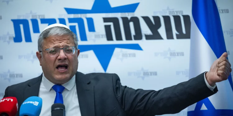El ministro de Seguridad Nacional, Itamar Ben Gvir, habla con los periodistas antes de la reunión semanal de la facción de su partido, Otzma Yehudit, en la Knéset, el 25 de mayo de 2026. (Yonatan Sindel/Flash90)