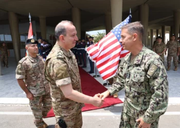 El almirante Brad Cooper, jefe del Mando Central de EE. UU. (a la derecha), y el general Rodolphe Haykal, comandante de las Fuerzas Armadas del Líbano, se reúnen en Beirut el 29 de junio de 2026. (Fuerzas Armadas del Líbano)