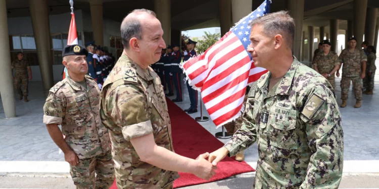 El almirante Brad Cooper, jefe del Mando Central de EE. UU. (a la derecha), y el general Rodolphe Haykal, comandante de las Fuerzas Armadas del Líbano, se reúnen en Beirut el 29 de junio de 2026. (Fuerzas Armadas del Líbano)