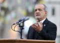 En esta fotografía facilitada por la Presidencia iraní, el presidente de Irán, Masoud Pezeshkian, se dirige a los miembros del Consejo de Ministros durante su visita a la tumba del difunto líder revolucionario iraní, el ayatolá Ruhollah Jomeini, en Teherán, el 31 de enero de 2026. (Fotografía facilitada por la Presidencia iraní/AFP)