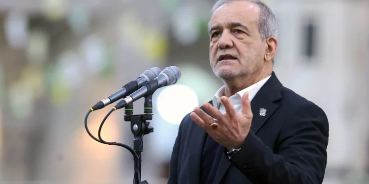 En esta fotografía facilitada por la Presidencia iraní, el presidente de Irán, Masoud Pezeshkian, se dirige a los miembros del Consejo de Ministros durante su visita a la tumba del difunto líder revolucionario iraní, el ayatolá Ruhollah Jomeini, en Teherán, el 31 de enero de 2026. (Fotografía facilitada por la Presidencia iraní/AFP)