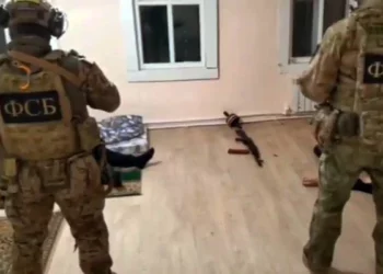 Fuerzas del FSB ruso junto a los terroristas del Estado Islámico abatidos en un tiroteo, en Kaluga (Rusia), el 7 de marzo de 2024. (Captura de pantalla de un vídeo de X: utilizada de conformidad con el artículo 27 bis de la Ley de derechos de autor)