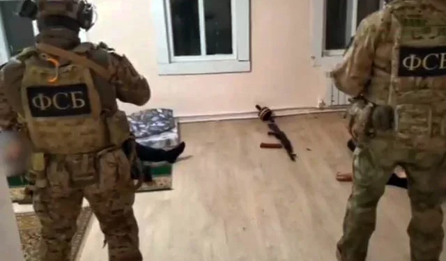 Fuerzas del FSB ruso junto a los terroristas del Estado Islámico abatidos en un tiroteo, en Kaluga (Rusia), el 7 de marzo de 2024. (Captura de pantalla de un vídeo de X: utilizada de conformidad con el artículo 27 bis de la Ley de derechos de autor)