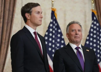 Los enviados de la Casa Blanca, Jared Kushner (a la izquierda) y Steve Witkoff, escuchan al vicepresidente de EE. UU., JD Vance (que no aparece en la imagen), mientras habla durante una rueda de prensa tras reunirse con representantes de Pakistán e Irán, en Islamabad (Pakistán), el 12 de abril de 2026. (Foto AP/Jacquelyn Martin, Pool)