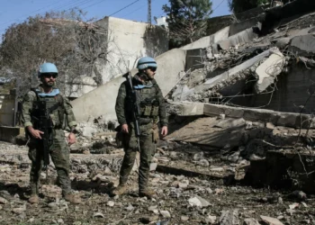 Fuerzas de la FPNUL española de las Naciones Unidas inspeccionan chalets después de que, según informes, el ejército israelí los minado y los hiciera explotar al amanecer, en las afueras de la ciudad de al-Khiam, en el sur del Líbano, el 31 de enero de 2026. (Foto de Rabih DAHER / AFP)