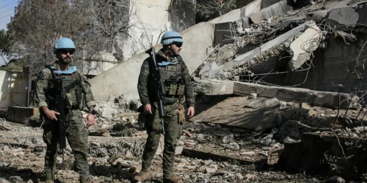 Fuerzas de la FPNUL española de las Naciones Unidas inspeccionan chalets después de que, según informes, el ejército israelí los minado y los hiciera explotar al amanecer, en las afueras de la ciudad de al-Khiam, en el sur del Líbano, el 31 de enero de 2026. (Foto de Rabih DAHER / AFP)
