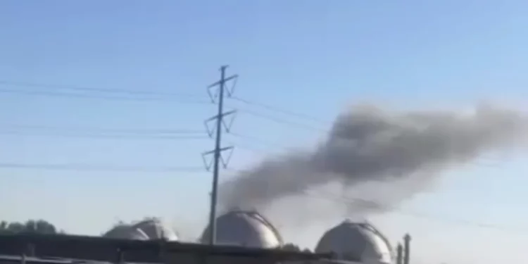 Imágenes que supuestamente muestran una planta petroquímica alcanzada por ataques aéreos israelíes en el suroeste de Irán, 8 de junio de 2026 (Captura de pantalla del vídeo).
