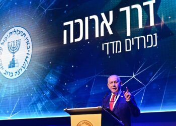 El primer ministro Benjamin Netanyahu pronuncia un discurso en la ceremonia de despedida del jefe saliente del Mossad, David Barnea, el 2 de junio de 2026 (Kobi Gideon / GPO).