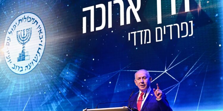El primer ministro Benjamin Netanyahu pronuncia un discurso en la ceremonia de despedida del jefe saliente del Mossad, David Barnea, el 2 de junio de 2026 (Kobi Gideon / GPO).