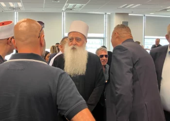 El jeque Mowafaq Tarif (en el centro) en una conferencia celebrada en el Western Galilee College de Acre el 29 de junio de 2026. (Diana Bletter/Times of Israel)