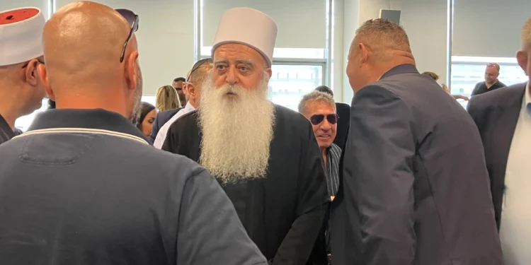 El jeque Mowafaq Tarif (en el centro) en una conferencia celebrada en el Western Galilee College de Acre el 29 de junio de 2026. (Diana Bletter/Times of Israel)