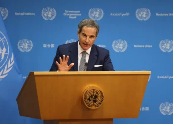 El director general del Organismo Internacional de Energía Atómica, Rafael Grossi, habla durante una conferencia de prensa en la sede de las Naciones Unidas, el 29 de abril de 2026. (Foto AP/Jason DeCrow)