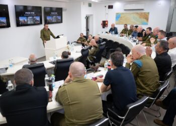 El jefe del Estado Mayor de las FDI, teniente general Eyal Zamir, y la cúpula militar se reunieron con alcaldes y líderes de consejos locales en la frontera norte, el 4 de junio de 2026. (Fuerzas de Defensa de Israel)