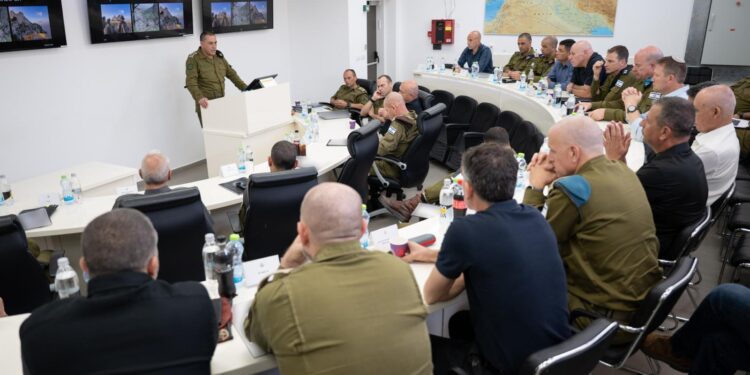 El jefe del Estado Mayor de las FDI, teniente general Eyal Zamir, y la cúpula militar se reunieron con alcaldes y líderes de consejos locales en la frontera norte, el 4 de junio de 2026. (Fuerzas de Defensa de Israel)