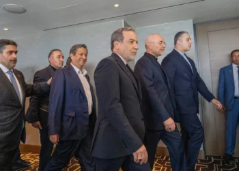 El ministro de Asuntos Exteriores iraní, Abbas Araghchi (tercero desde la derecha), y el presidente del Parlamento iraní, Mohammed Bagher Ghalibaf (segundo desde la derecha), junto a la delegación de Irán en la Cumbre del Lago de Lucerna, celebrada en el complejo turístico de Bürgenstock, Suiza, el 21 de junio de 2026. (Urs Flueeler, Pool Photo vía AP)