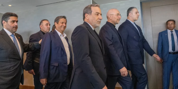 El ministro de Asuntos Exteriores iraní, Abbas Araghchi (tercero desde la derecha), y el presidente del Parlamento iraní, Mohammed Bagher Ghalibaf (segundo desde la derecha), junto a la delegación de Irán en la Cumbre del Lago de Lucerna, celebrada en el complejo turístico de Bürgenstock, Suiza, el 21 de junio de 2026. (Urs Flueeler, Pool Photo vía AP)