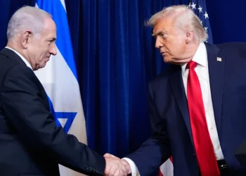 El presidente estadounidense Donald Trump, a la derecha, estrecha la mano del primer ministro Benjamin Netanyahu durante una conferencia de prensa en Mar-a-Lago, en Palm Beach, Florida, el 29 de diciembre de 2025. (Alex Brandon/AP)