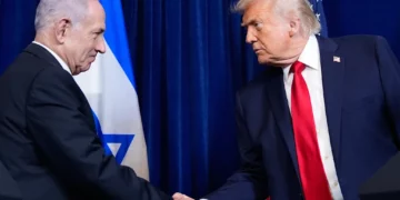 El presidente estadounidense Donald Trump, a la derecha, estrecha la mano del primer ministro Benjamin Netanyahu durante una conferencia de prensa en Mar-a-Lago, en Palm Beach, Florida, el 29 de diciembre de 2025. (Alex Brandon/AP)