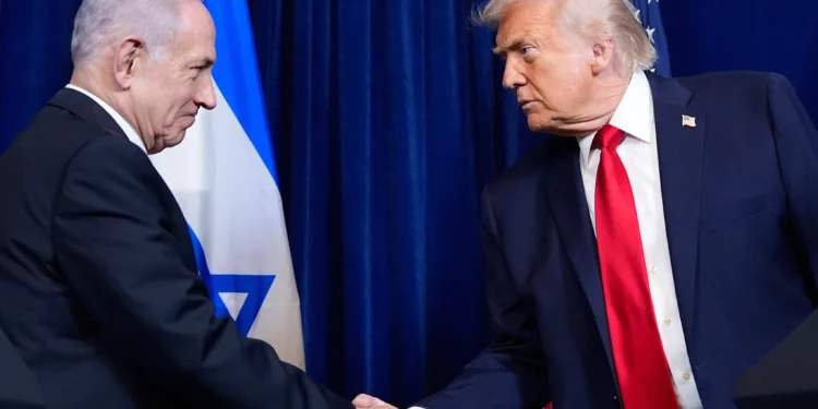 El presidente estadounidense Donald Trump, a la derecha, estrecha la mano del primer ministro Benjamin Netanyahu durante una conferencia de prensa en Mar-a-Lago, en Palm Beach, Florida, el 29 de diciembre de 2025. (Alex Brandon/AP)