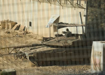 Soldados israelíes cruzan con un tanque desde el sur del Líbano hacia el norte de Israel, el 18 de junio de 2026. (Foto AP/Ariel Schalit)