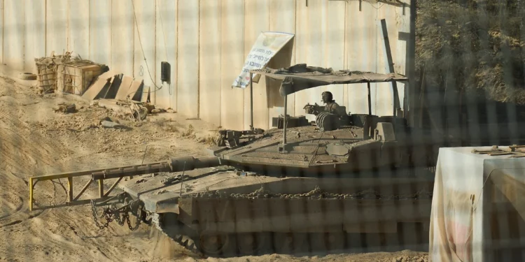 Soldados israelíes cruzan con un tanque desde el sur del Líbano hacia el norte de Israel, el 18 de junio de 2026. (Foto AP/Ariel Schalit)