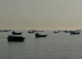 Se observan buques anclados en el estrecho de Ormuz, frente a la ciudad portuaria de Khasab, en la península de Musandam, al norte de Omán, el 17 de mayo de 2026. (AFP)