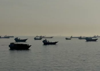 Se observan buques anclados en el estrecho de Ormuz, frente a la ciudad portuaria de Khasab, en la península de Musandam, al norte de Omán, el 17 de mayo de 2026. (AFP)
