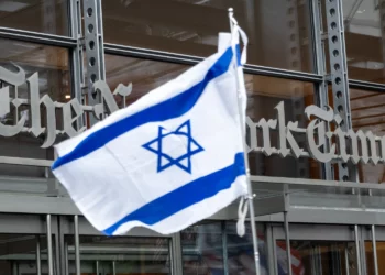Manifestantes frente a las oficinas de The New York Times en la ciudad de Nueva York, 14 de mayo de 2026. (Luke Tress/Times of Israel)