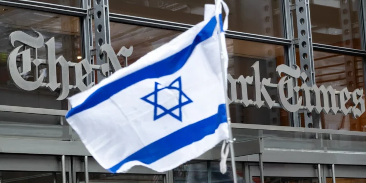 Manifestantes frente a las oficinas de The New York Times en la ciudad de Nueva York, 14 de mayo de 2026. (Luke Tress/Times of Israel)