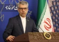 El portavoz del Ministerio de Asuntos Exteriores de Irán, Esmaeil Baghaei, ofrece una rueda de prensa semanal en Teherán el 28 de octubre de 2024. (ATTA KENARE / AFP)