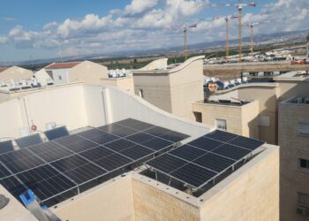 Un bloque de apartamentos equipado con paneles solares (pero sin sistema de almacenamiento) en la ciudad sureña de Beersheba, gracias a la iniciativa Sol para Todos. (Yuval Pan)