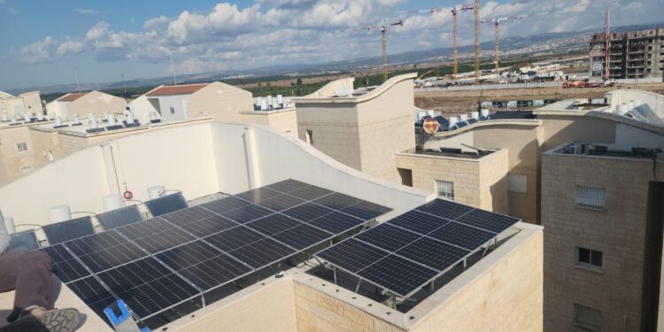 Un bloque de apartamentos equipado con paneles solares (pero sin sistema de almacenamiento) en la ciudad sureña de Beersheba, gracias a la iniciativa Sol para Todos. (Yuval Pan)