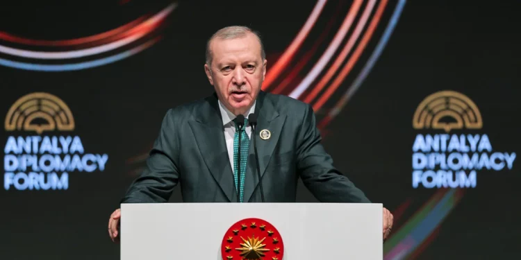 El presidente de Turquía, Recep Tayyip Erdogan, pronuncia un discurso durante el Foro Diplomático de Antalya, celebrado en Antalya, en el sur de Turquía, el 17 de abril de 2026. (Riza Ozel/AP)