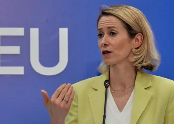 La jefa de la diplomacia de la Unión Europea, Kaja Kallas, habla con los medios de comunicación durante una reunión informal de la UE sobre defensa en Nicosia, Chipre, el 8 de junio de 2026. (AP/Petros Karadjias)