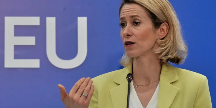 La jefa de la diplomacia de la Unión Europea, Kaja Kallas, habla con los medios de comunicación durante una reunión informal de la UE sobre defensa en Nicosia, Chipre, el 8 de junio de 2026. (AP/Petros Karadjias)