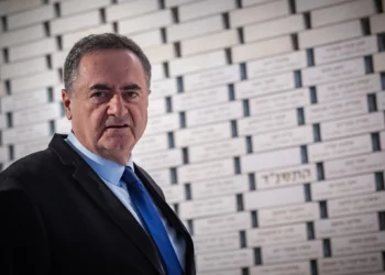 El ministro de Defensa, Israel Katz, asiste a una ceremonia en el cementerio militar del Monte Herzl en Jerusalén, el 31 de mayo de 2026. (Oren Ben Hakoon/Flash90)